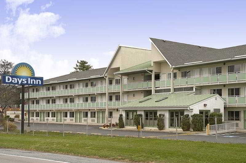 Days Inn By Wyndham Harrisburg North Exterior foto