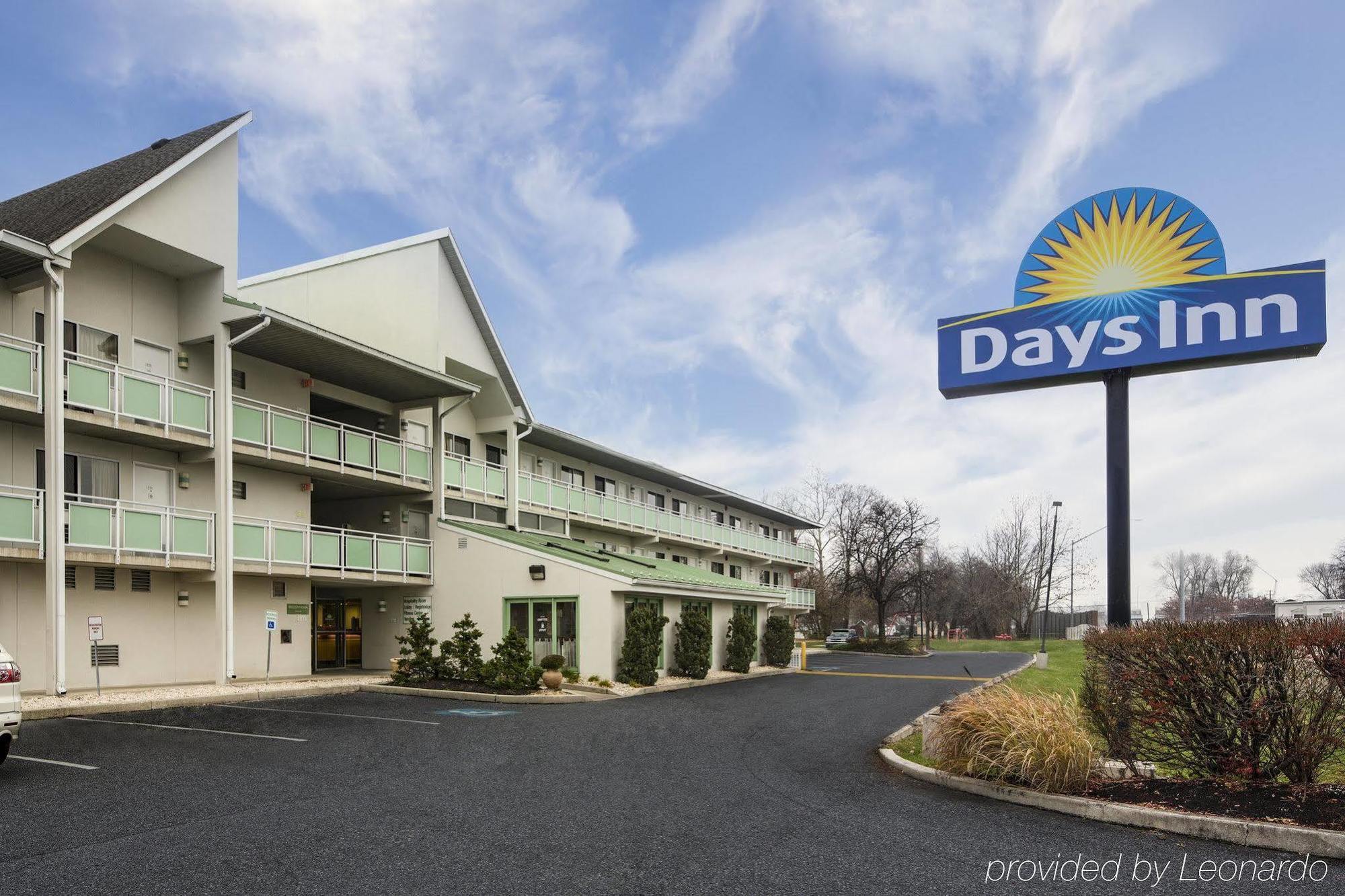 Days Inn By Wyndham Harrisburg North Exterior foto