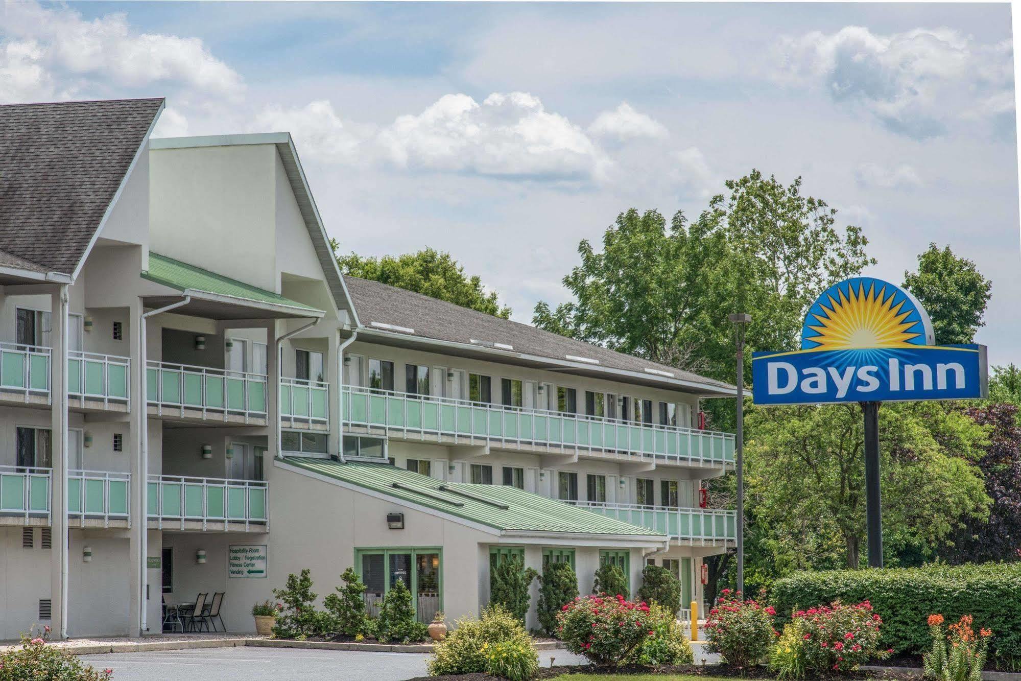 Days Inn By Wyndham Harrisburg North Exterior foto